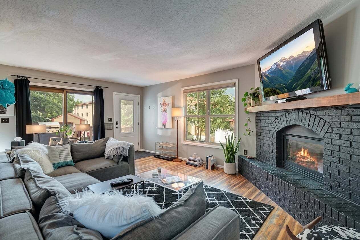 Smart TV y chimenea 