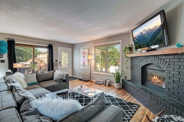 Smart TV y chimenea 