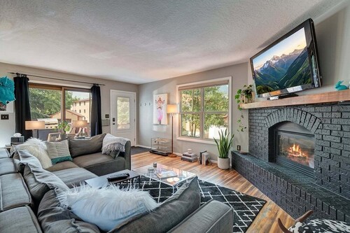 White Crown Chalet 🏡 Hot Tub 🛁 3 Blocks to Main Street 🐶 Fully Fenced Pet Yard