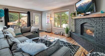 White Crown Chalet 🏡 Hot Tub 🛁 3 Blocks to Main Street 🐶 Fully Fenced Pet Yard