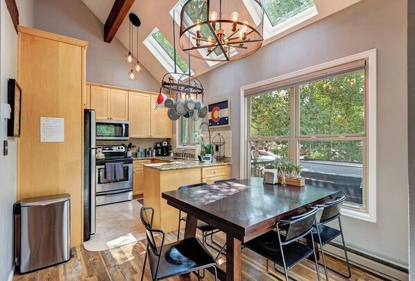 Réfrigérateur, micro-ondes, four, plaque de cuisson