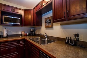 Appartamento | Cucina privata | Frigorifero con congelatore, microonde, forno, piano cottura