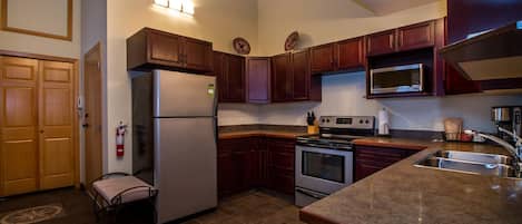 Apartment | Eigene Küche | Großer Kühlschrank, Mikrowelle, Ofen, Herdplatte