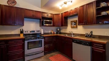 Condo | Private kitchen | Full-sized fridge, microwave, oven, stovetop