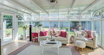 Quaint, Cozy, Very Clean & Close to the BEACH 3 bedroom home w/ sunroom & office