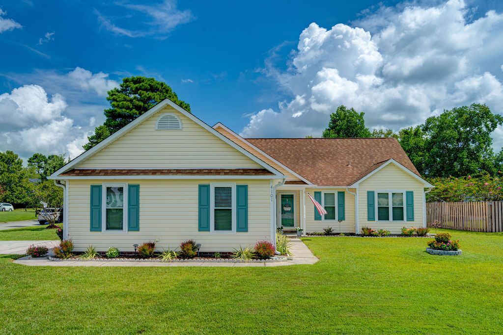 Quaint, Cozy, Very Clean & Close to the BEACH 3 bedroom home w/ sunroom & office