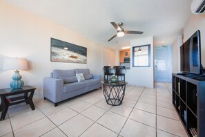 Smart-TV, DVD-spiller og bøker