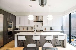 Geladeira, cafeteira/chaleira, talheres/pratos/utensílios de cozinha