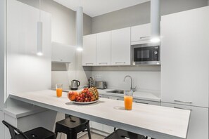 Mikrowelle, Ofen, Herdplatte, Wasserkocher mit Kaffee-/Teezubehör