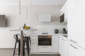 Micro-ondes, four, plaque de cuisson, cafetière/bouilloire