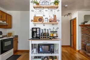 Fridge, microwave, oven, stovetop - Charming Cabin close to Flagstaff, Sedona & Hiking (Munds Park)