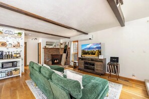 Smart TV, fireplace, stereo