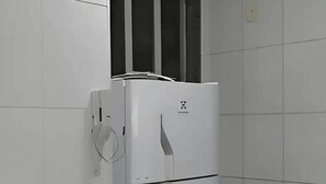 A kitchen with white tiled walls, a white refrigerator, and a countertop. - Apto Copacabana - Aluguel Economico (Rio de Janeiro)