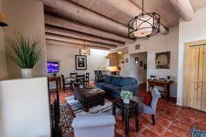 TV, fireplace - Zona Rosa 72-Santa Inez (Santa Fe)