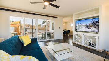 Een smart-tv en een tafeltennistafel