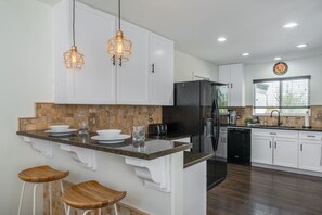 Fridge, microwave, oven, stovetop - Hot Tub, Fire-Pit, Hammocks, Bocce, Near Joshua Tree NP! (Yucca Valley)