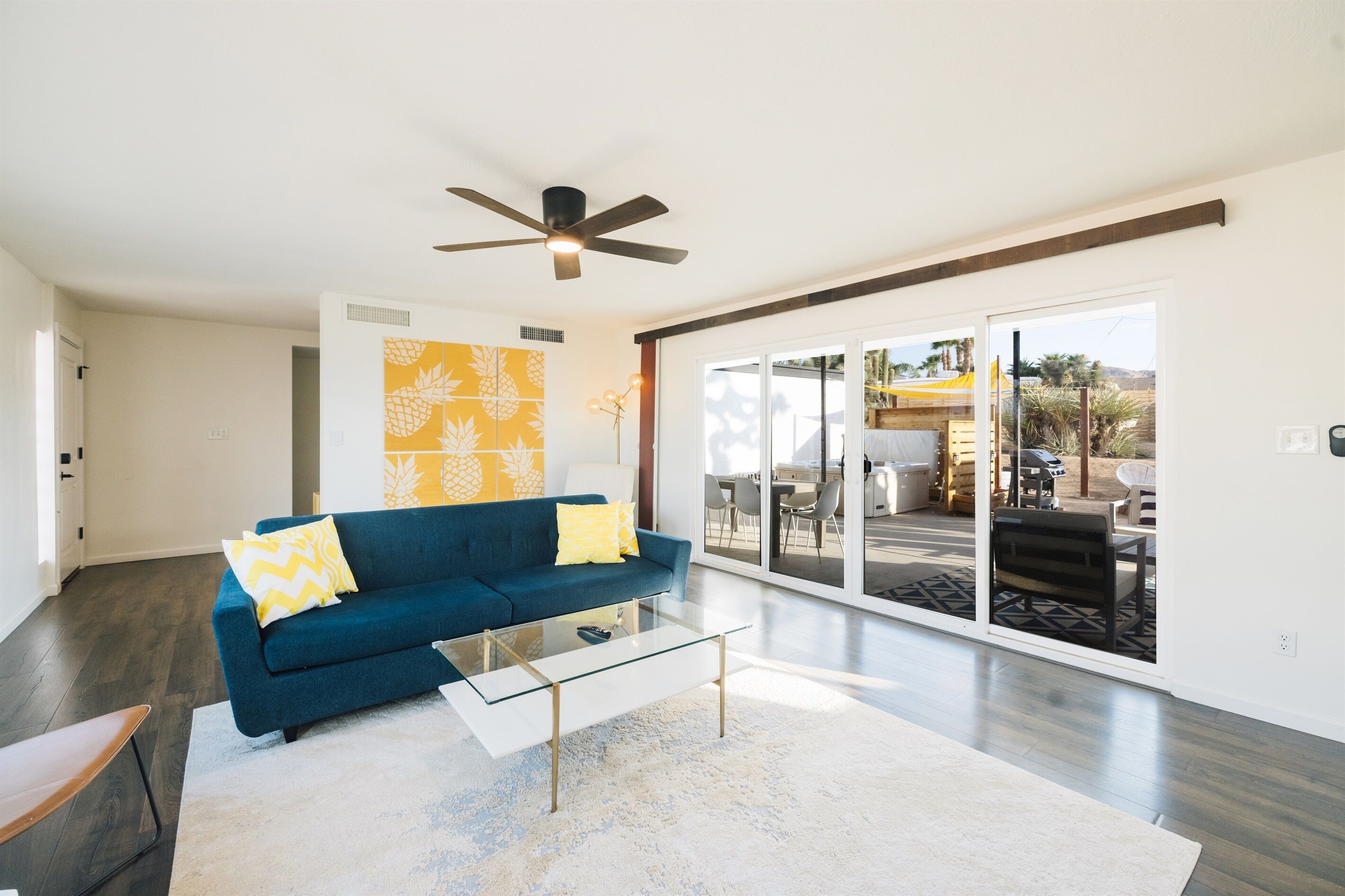 Smart TV, table tennis