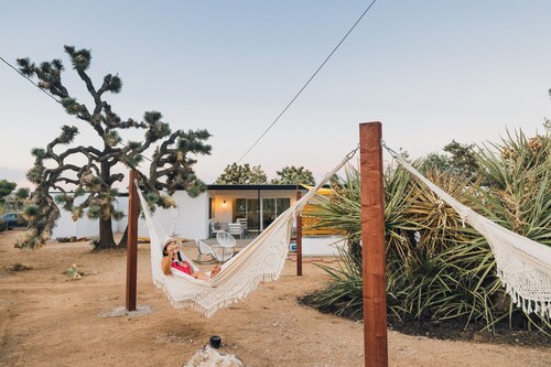 Hot Tub, Fire-Pit, Hammocks, Bocce, Near Joshua Tree NP!