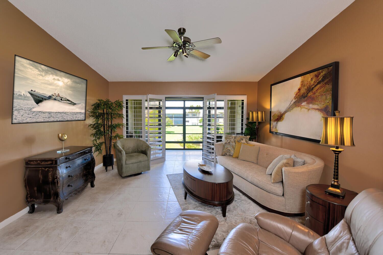 5 min from the beach. Gorgeous, spacious 1/1 with beautiful views.