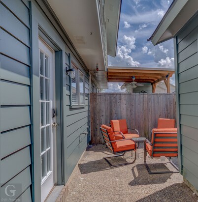 Quiet, Cozy Townhouse w/ all new appliances and furniture.
