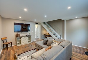 Smart TV, books - Quiet, Cozy Townhouse w/ all new appliances and furniture. (Shreveport)