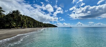 2 air-conditioned bedrooms, 2 minutes from the beach, wifi, garden at Carbet .