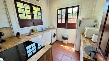 Refrigerador, microondas, parrilla de estufa y cafetera y tetera