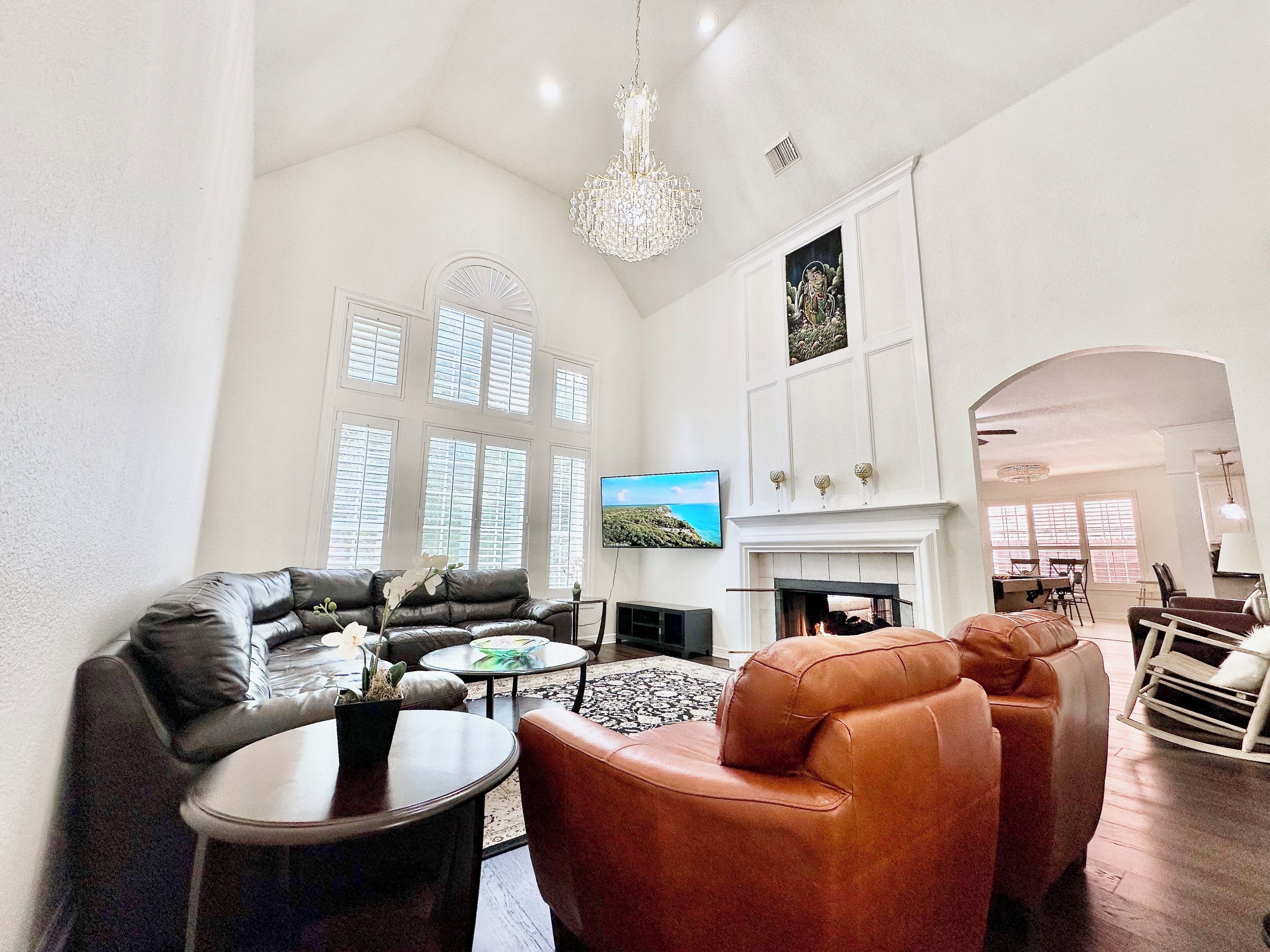 Smart TV, chimenea, futbolito y tenis de mesa 