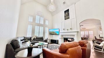 Smart TV, chimenea, futbolito y tenis de mesa