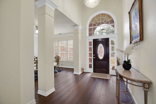 Hot Outdoor Spa, Beautiful 5-bedroom home, Private Green belt backyard