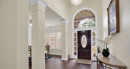 Hot Outdoor Spa, Beautiful 5-bedroom home, Private Green belt backyard