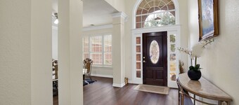 Hot Outdoor Spa, Beautiful 5-bedroom home, Private Green belt backyard
