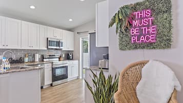 雪櫃、微波爐、焗爐、爐具