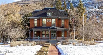 Walk to Downtown, On Bus Route, Modern!