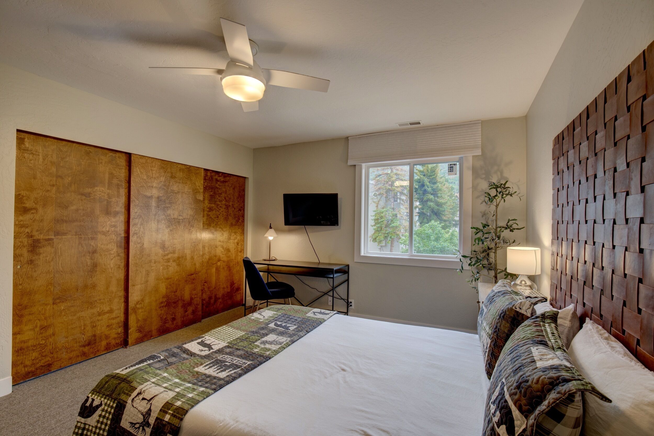 3 bedrooms, desk, iron/ironing board, travel cot