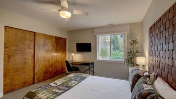 3 bedrooms, desk, iron/ironing board, travel cot