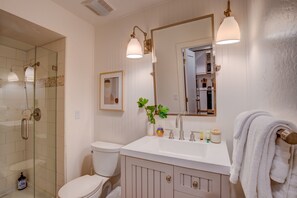 Kombination af bruser/badekar, hårtørrer, håndklæder