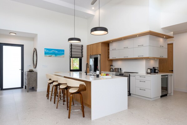 Kühlschrank, Mikrowelle, Ofen, Geschirrspüler