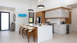 Wasserkocher mit Kaffee-/Teezubehör, Kühlschrank, Mikrowelle, Ofen