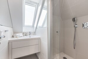 Dusche, Haartrockner, Handtücher
