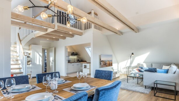 A modern loft apartment with a dining area, kitchen, and living space. - Appartement Friesenloft (Sylt-Ost)