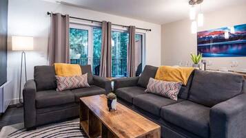 Townhouse | Oppholdsområde | En 40-tommers Flatskjerm-TV med digitale kanaler samt TV