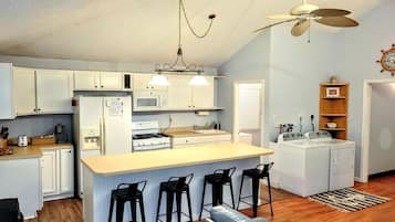 KylskÄp, mikrovÄgsugn, ugn och spishÀll