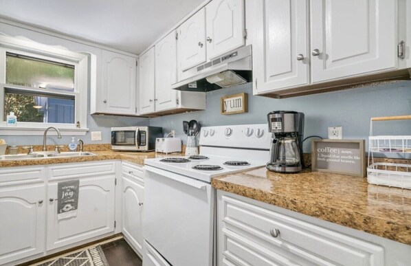 ثلاجة، ميكروويف، فرن، موقد طهي مسطح