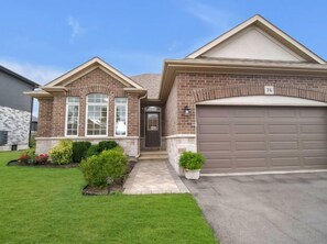 Exterior - Beautiful bungalow by the water (Quinte West)