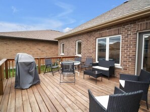 Outdoor dining - Beautiful bungalow by the water (Quinte West)
