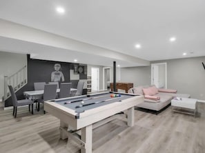 Games room - Beautiful bungalow by the water (Quinte West)