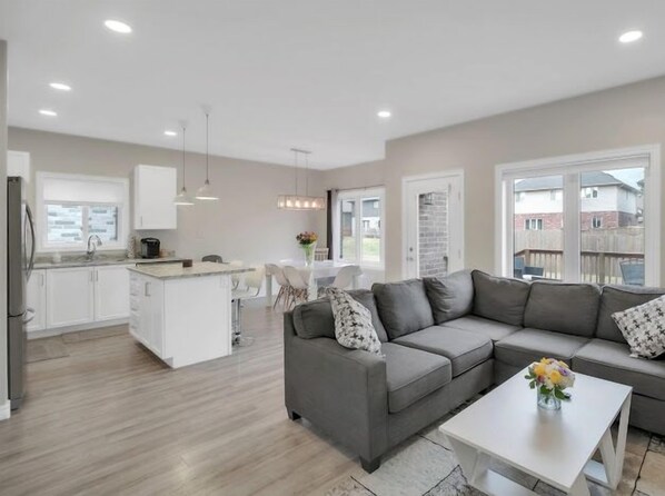 智能電視、足球機、書籍、音響