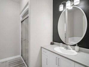 Ensemble douche/baignoire, sèche-cheveux, serviettes fournies, savon