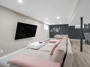 Games room - Beautiful bungalow by the water (Quinte West)